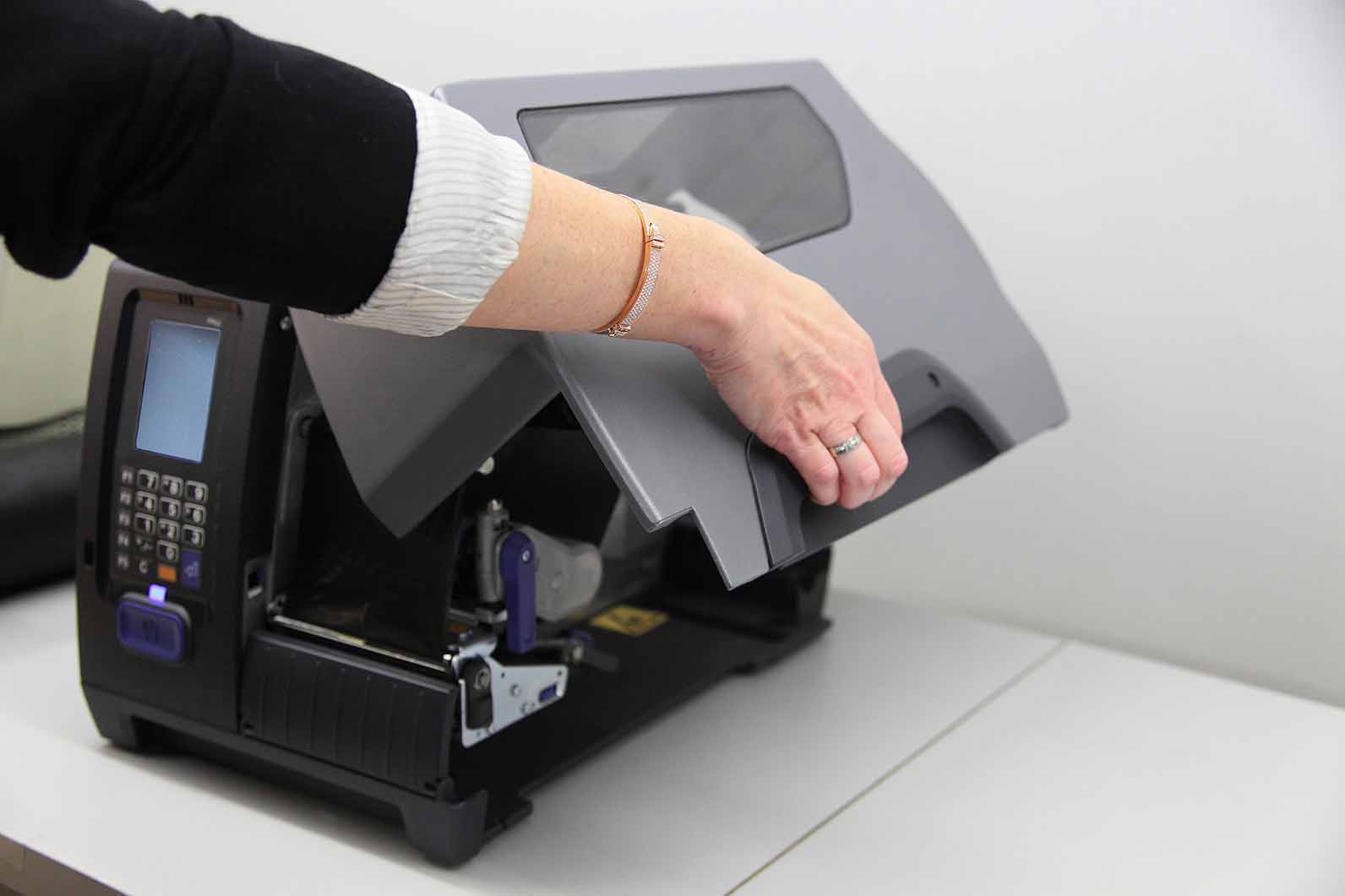 Abrir la cubierta de la impresora de etiquetas