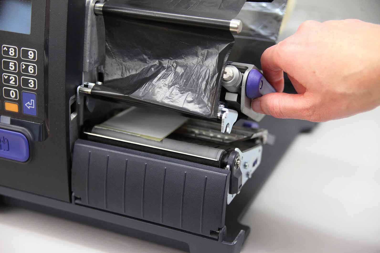 Girar la palanca que bloquea el ribbon