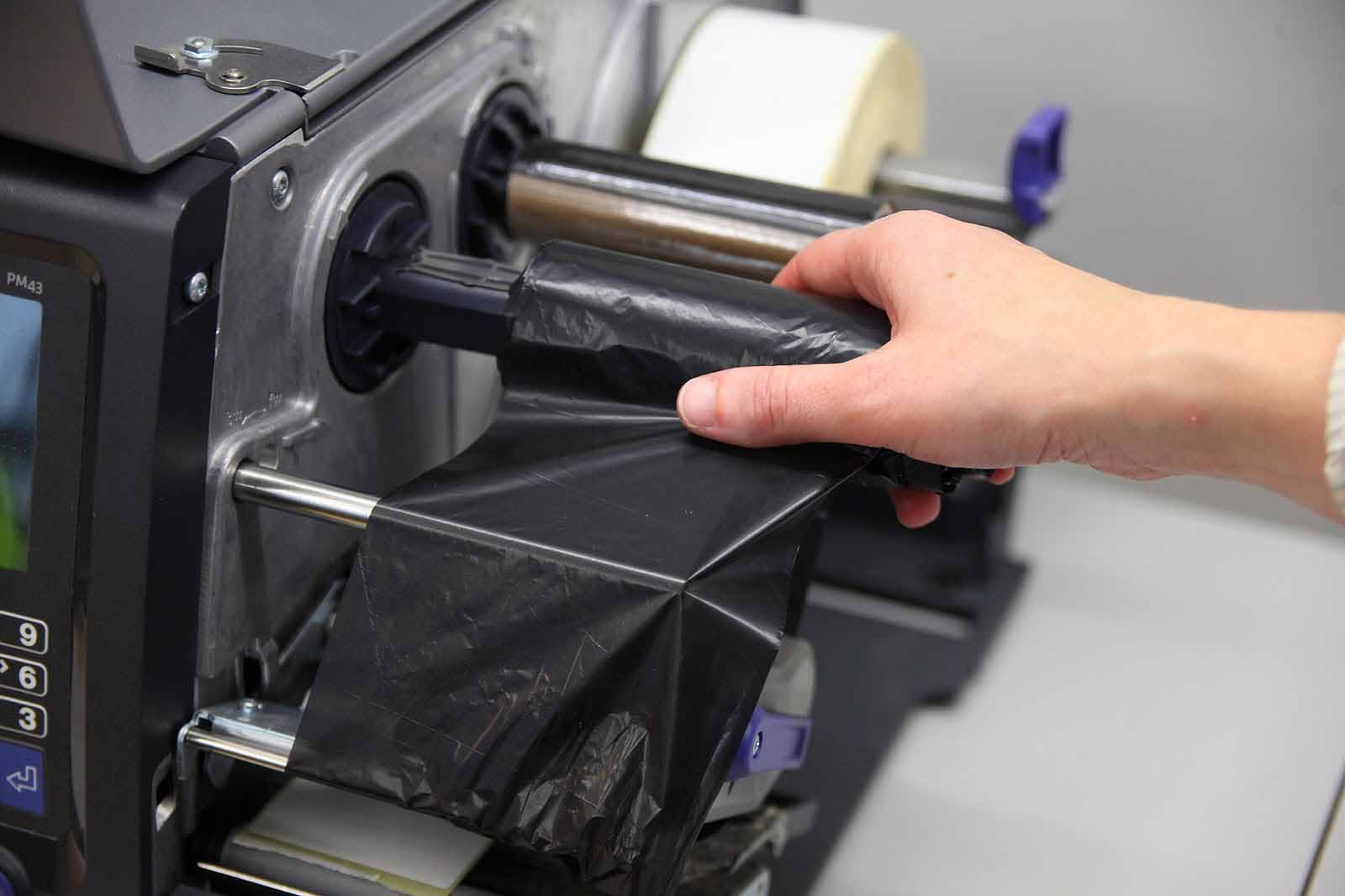 Retirar el rollo de ribbon ya gastado