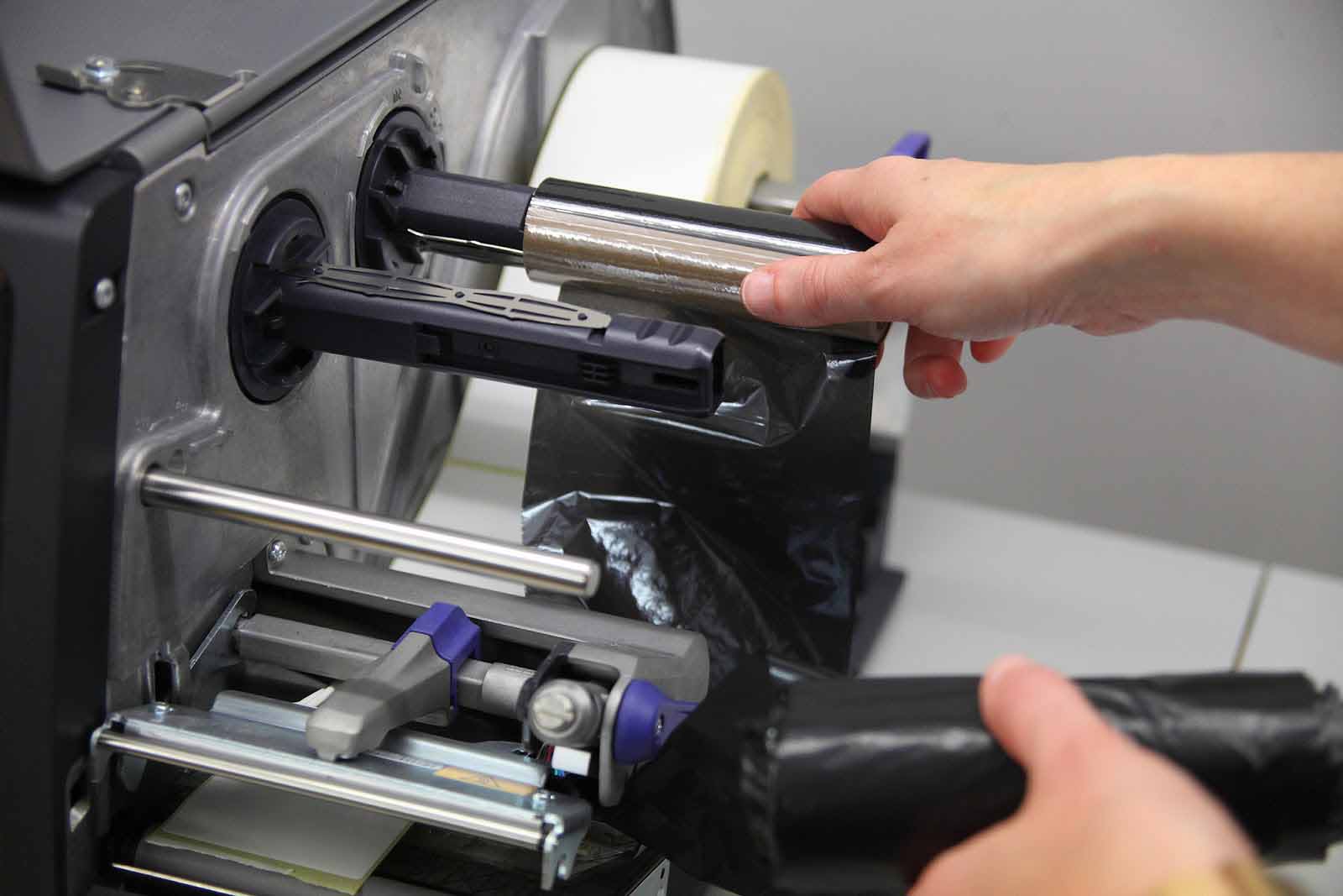 Retirar el rollo de ribbon ya gastado