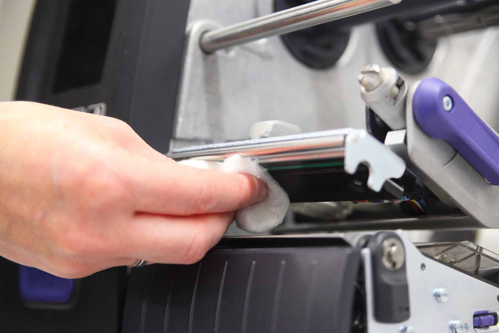 Limpiar el rodillo de silicona y las zonas de paso del Ribbon con alcohol