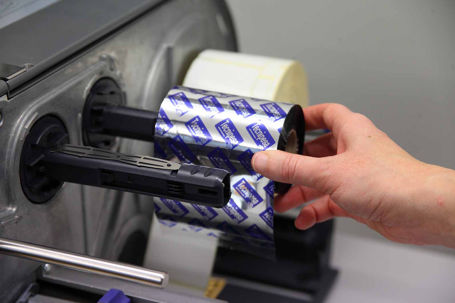 Colocar el nuevo rollo de ribbon