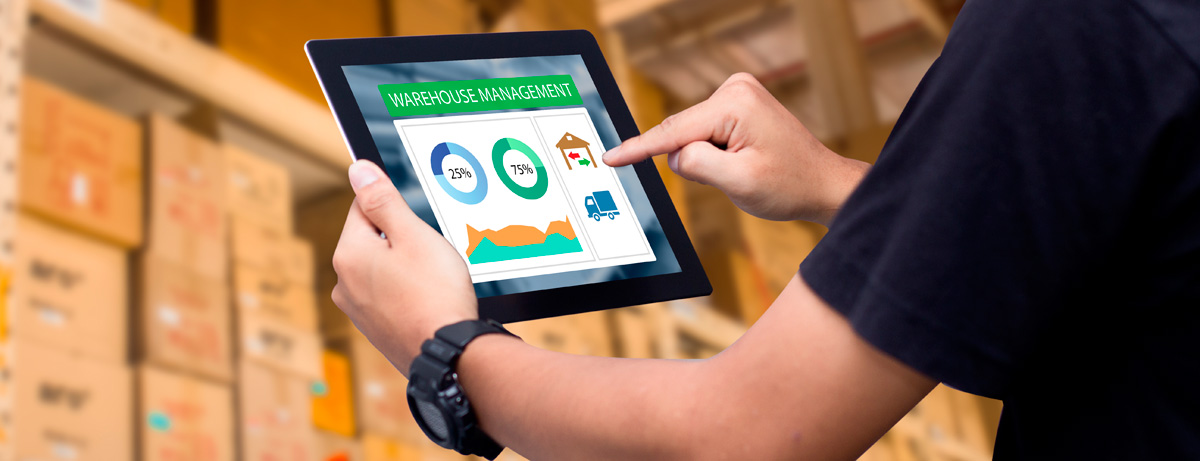 Una imagen de una persona gestionando un almacén mediante un software RFID