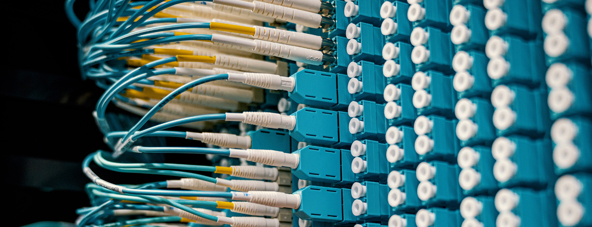 Una imagen con múltiples conexiones de cables.