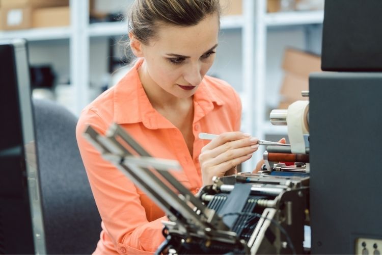 Cómo colocar las etiquetas y el ribbon en la impresora