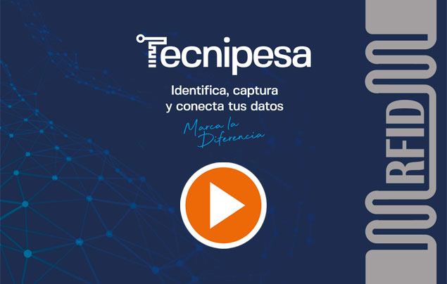 Operaria realizando un inventario de almacén